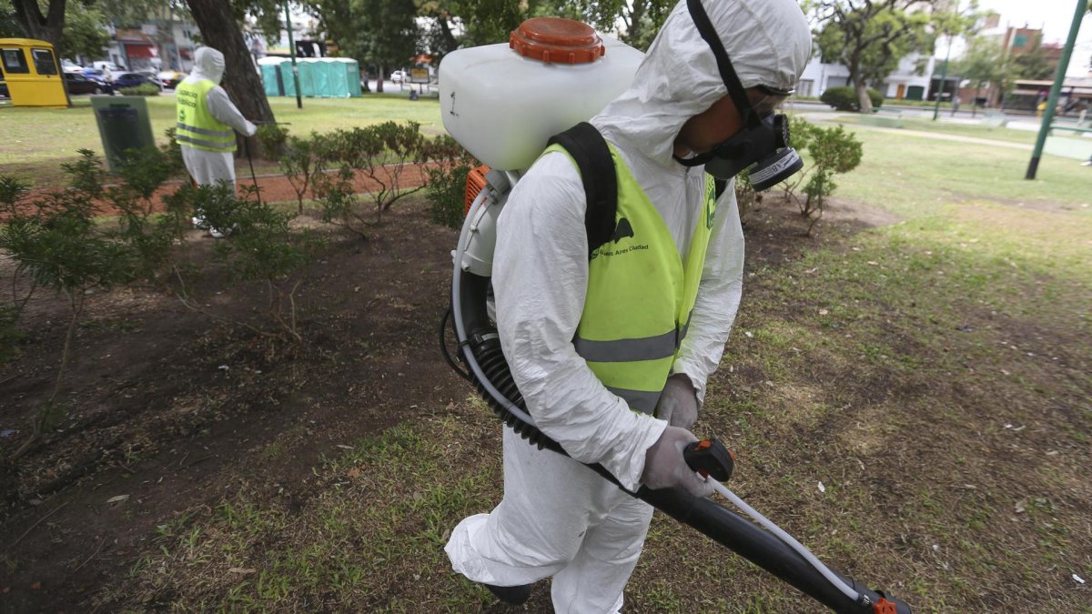 Técnicos de la ciudad de Buenos Aires fumigando un espacio público.