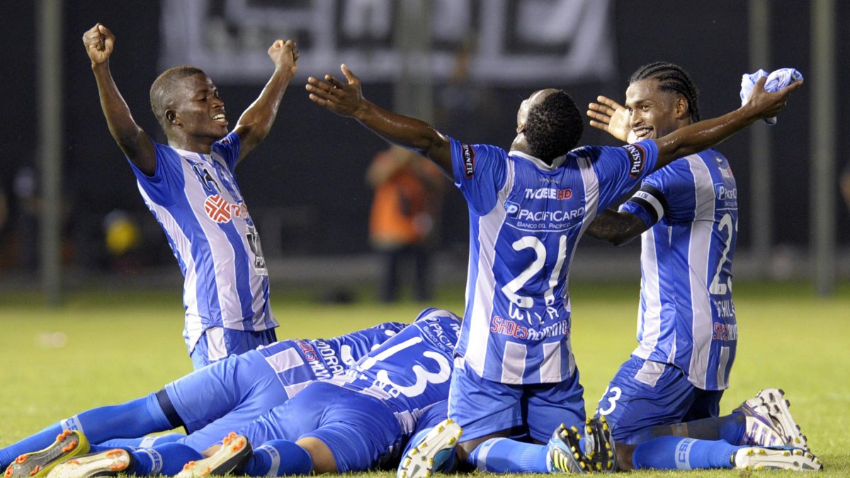 Enner Valencia (i), Polo Wila (c), Gabriel Achillier (d), entre otros jugadores de Emelec, celebran el pase a octavos de final de la Copa Libertadores 2012.