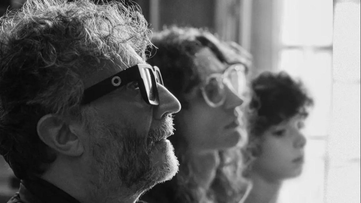 Fito Paez junto a Iván Hochman y Gaspar Offenhenden, los actores que lo interpretan en su infancia y adultez en la serie.