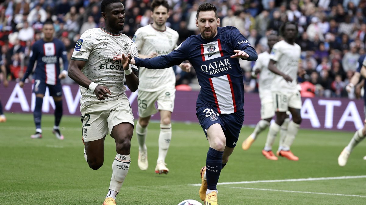 El astro argentino fue multado debido a un viaje sin permiso del club.