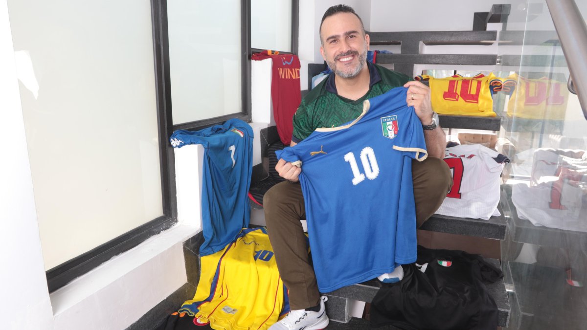Diego Coppiano es un fanático del fútbol, no solo lo juega, sino que posee una gran colección de camisetas de casi todos los equipos del mundo.