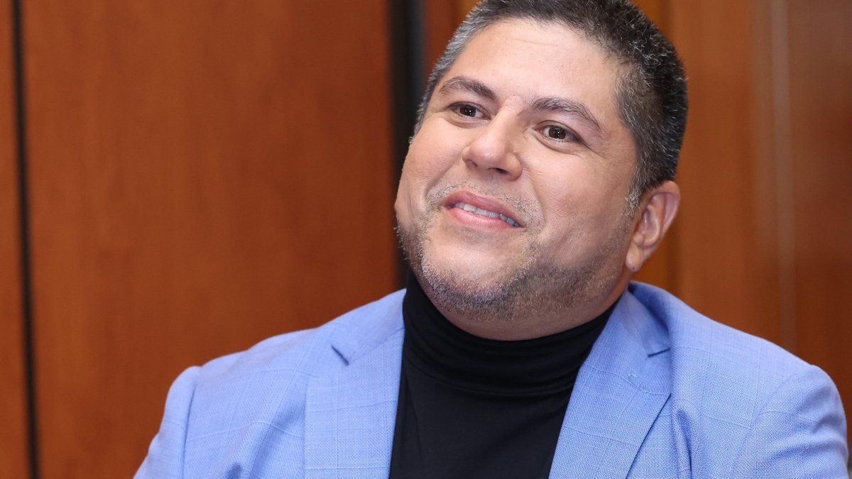 Eddie empezó como actor a los 15 años, estudió teatro y escritura de guiones.