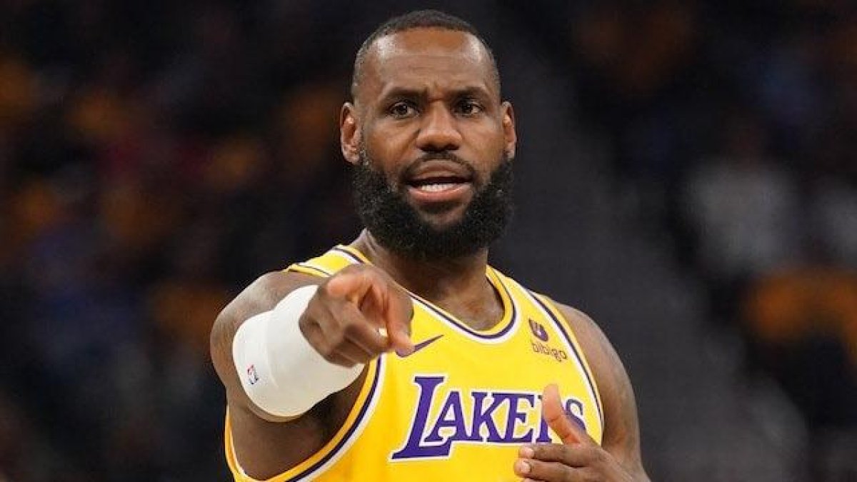 LeBron James dando órdenes a sus compañeros de equipo durante el partido.