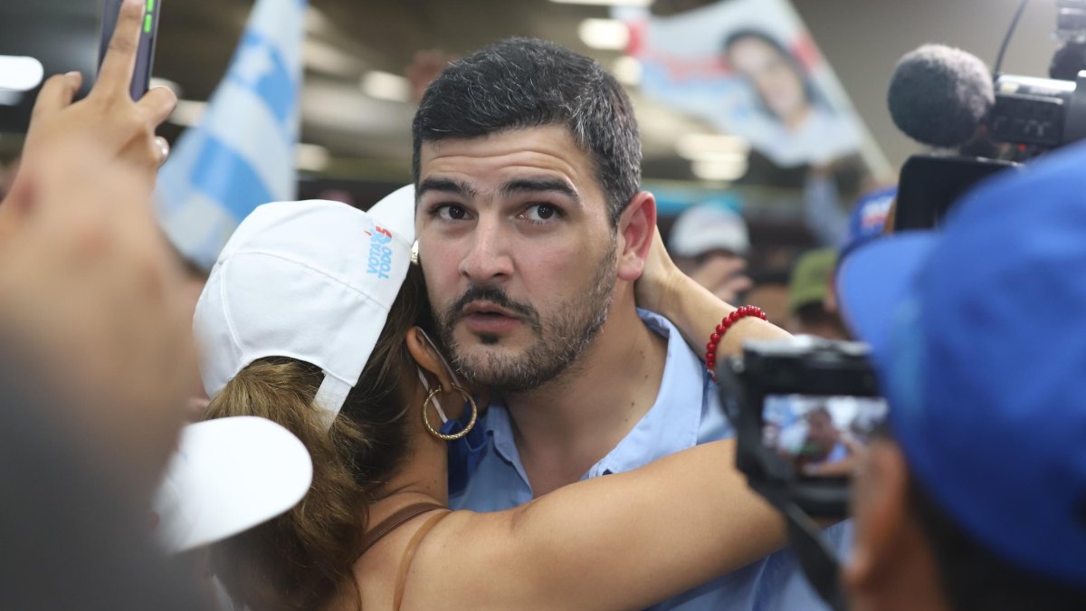 Política. El entonces candidato a la Alcaldía de Guayaquil, Aquiles Álvarez, en un acto público, frente a simpatizantes y comunicadores sociales.
