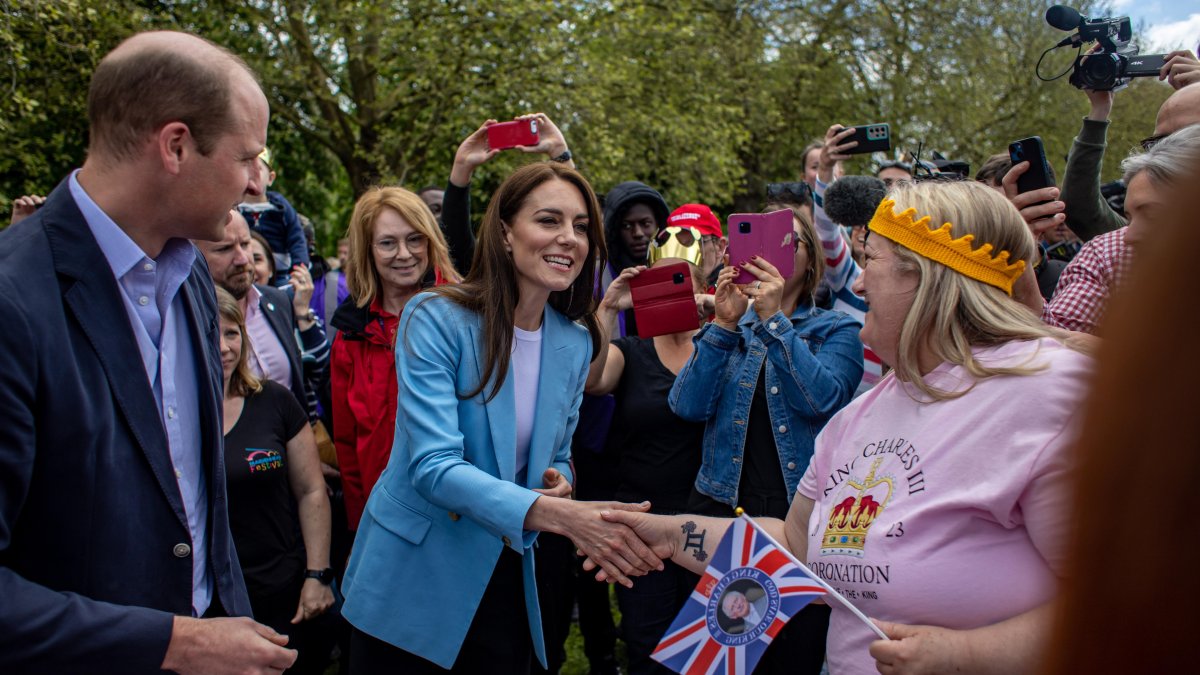 Los príncipes de Gales se mostraron asequibles, en todo momento, con el público que se dio cita al pícnic 'real'.