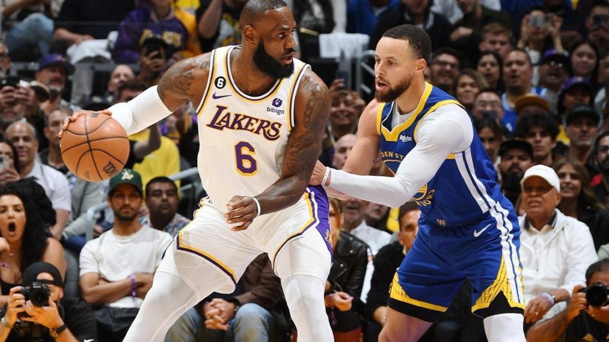 LeBron (i), de los Lakers, y Curry, de los Warriors, son jugadores claves.