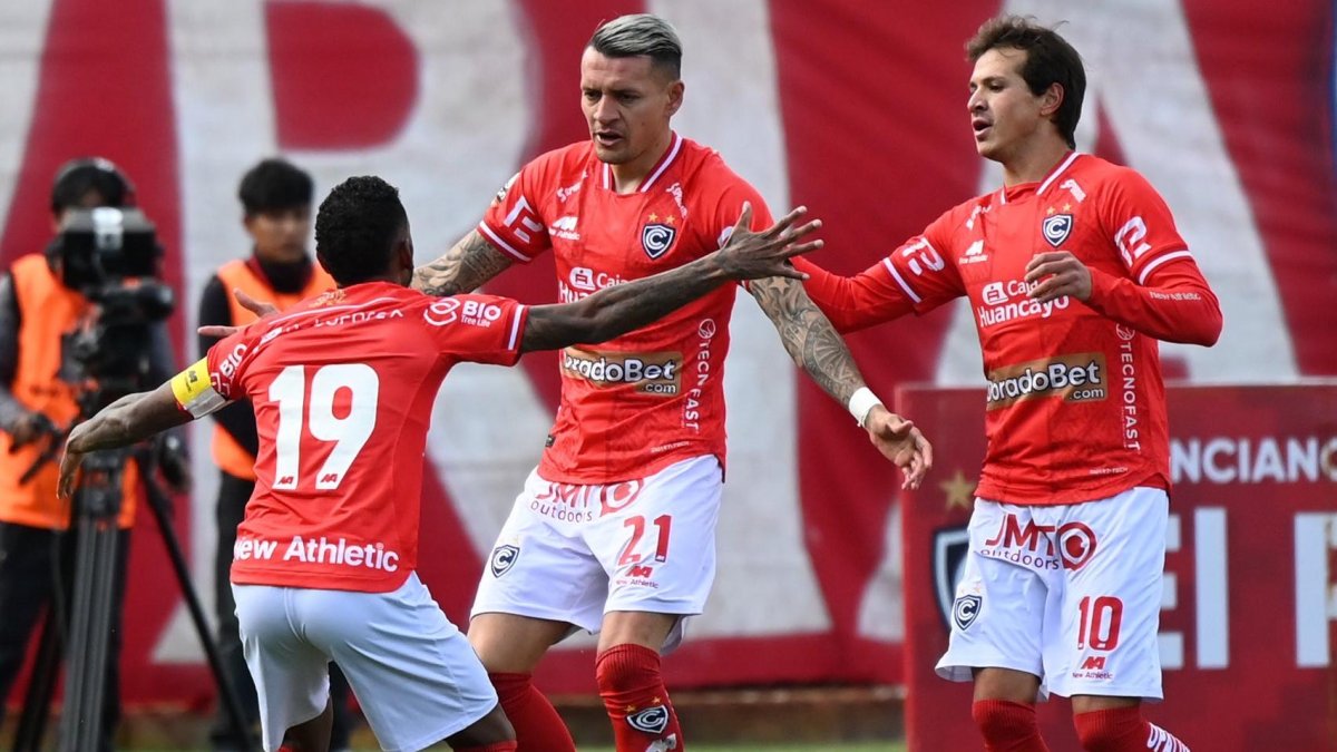 Garcés (c) con 10 conquistas, es el goleador del torneo peruano de fútbol.