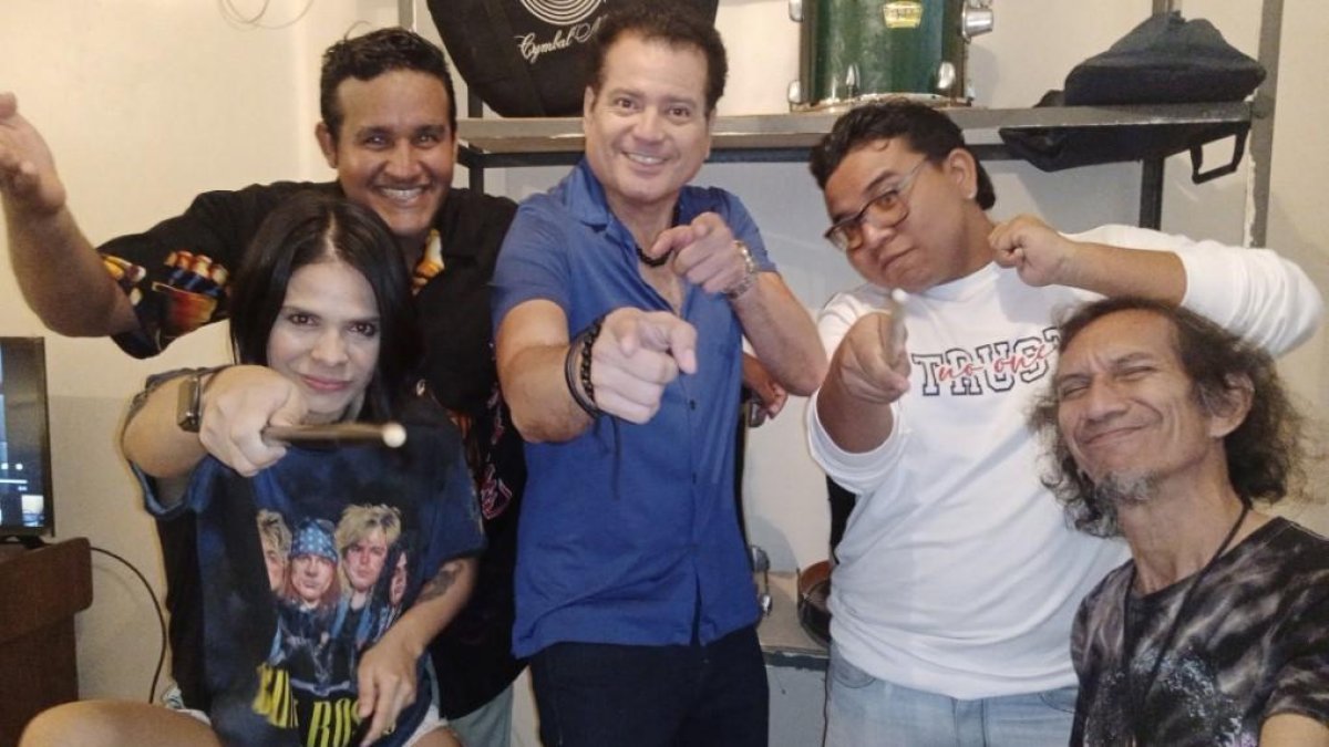 El grupo de teatro Ellos es el gestor de esta actividad para festejar a las madres.