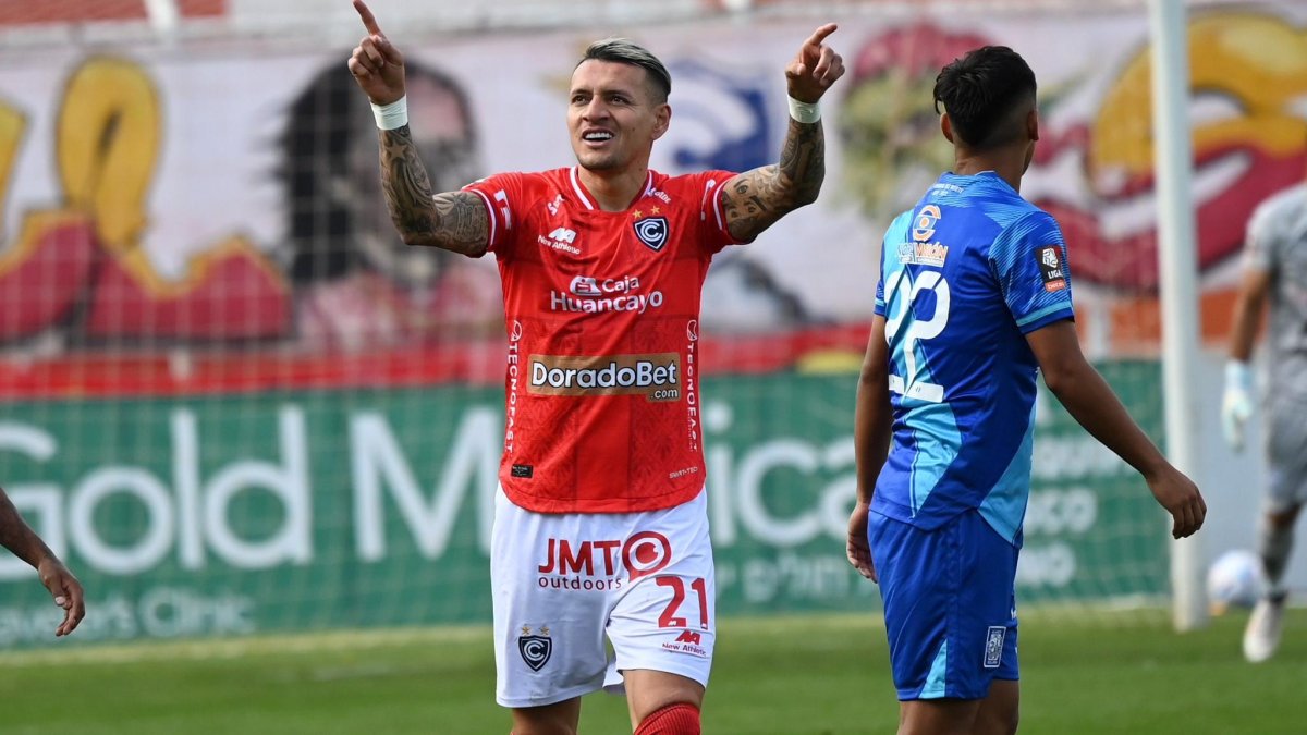 El delantero ecuatoriano marcó un ´hat trick´ con su club, el Cienciano.