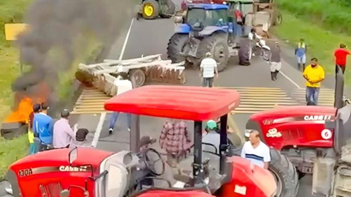 Agricultores cierran con maquinaria pesada la vía entre Buena Fe y Quevedo, en Los Ríos.