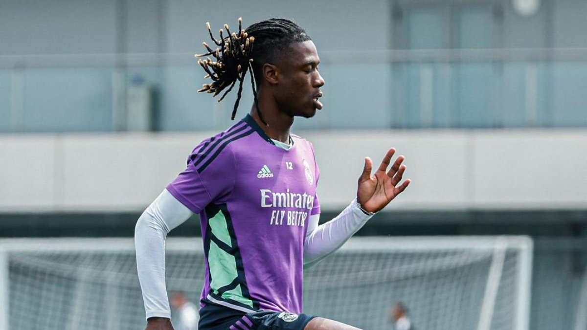 El jugador del Real Madrid entrena pese a su leve esguince en la rodilla.