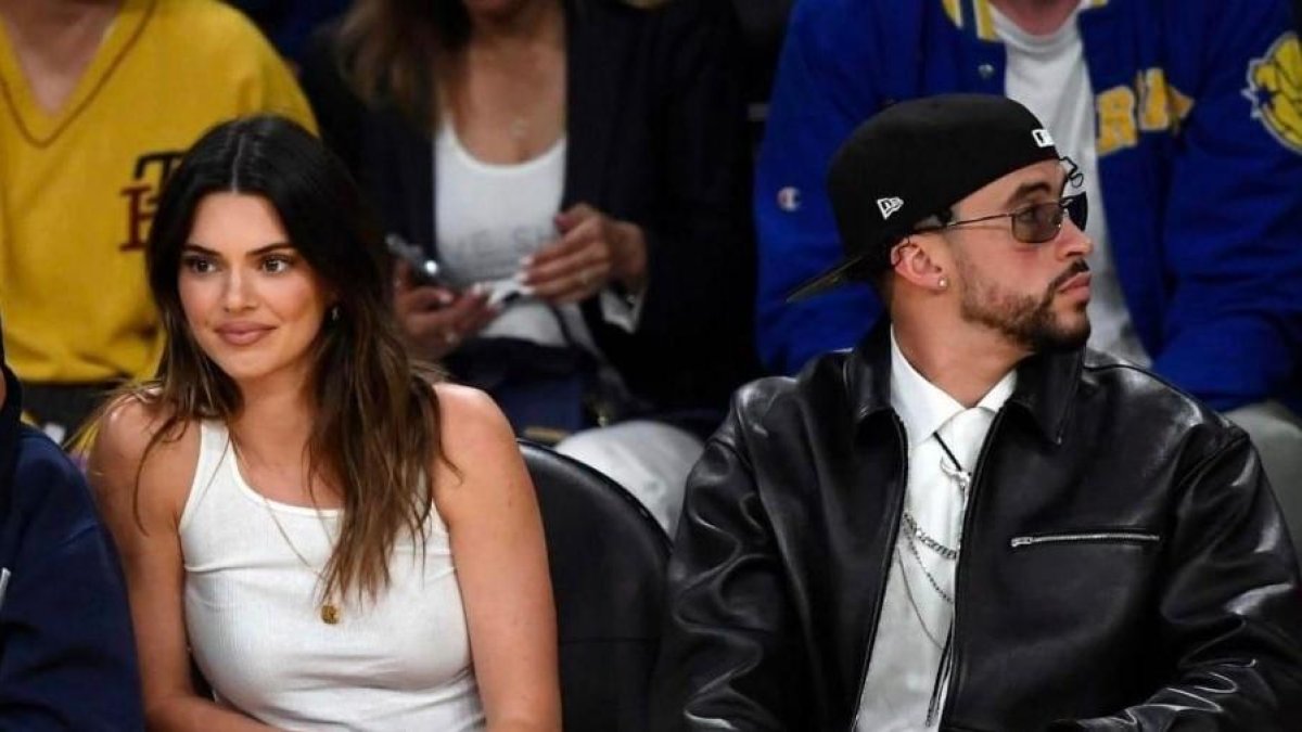 Kendall Jenner y Bad Bunny fueron captados juntos en un partido de baloncesto en Los Ángeles.