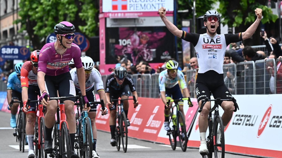 El ciclista alemán Pascal Ackermann (d), del UAE Team Emirates, celebra después de ganar la undécima etapa de la Giro d'Italia 2023.