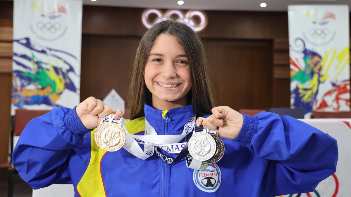 Sabine Manz con las 4 medallas del pasado Mundial de Kuwait, en mayo pasado.