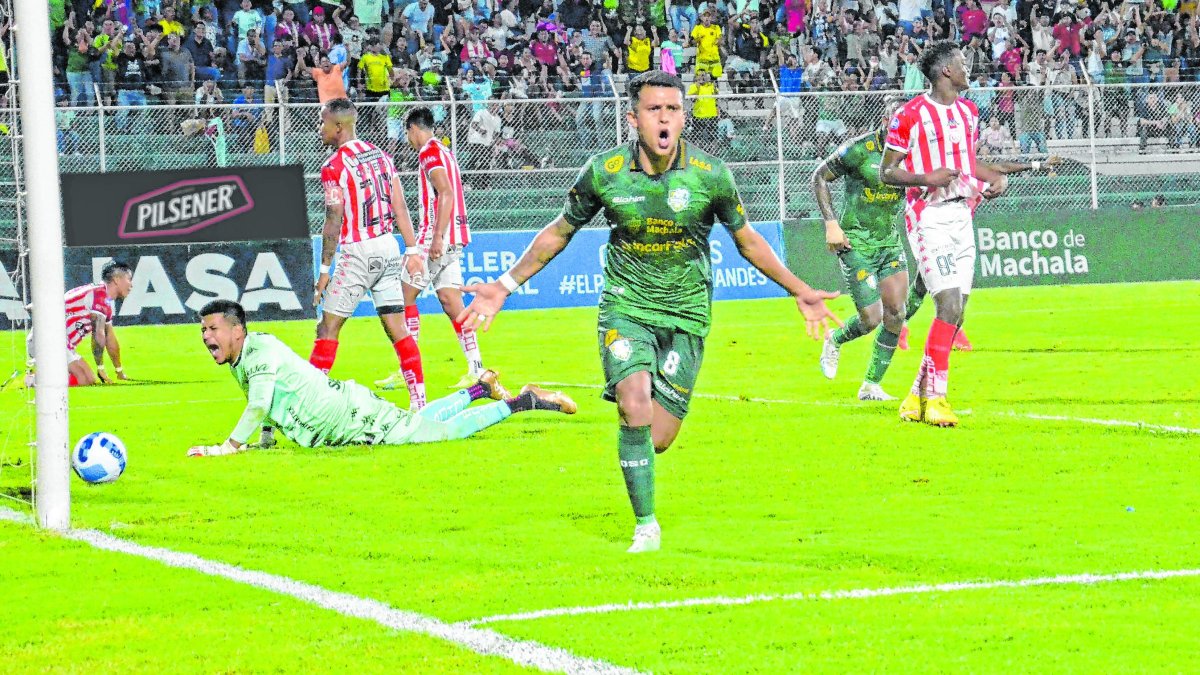 Richard Calderón, volante de Orense, regresa a su excasa, donde fue campeón con Barcelona. El jugador asegura que el DT Juan Carlos León les pide que no den ninguna pelota por perdida y que no hay equipo ‘grande’.