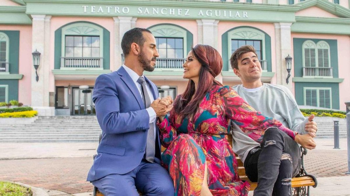 Los actores que participan de la primera obra que se presenta en la reapertura del teatro al aire libre del Sánchez Aguilar.