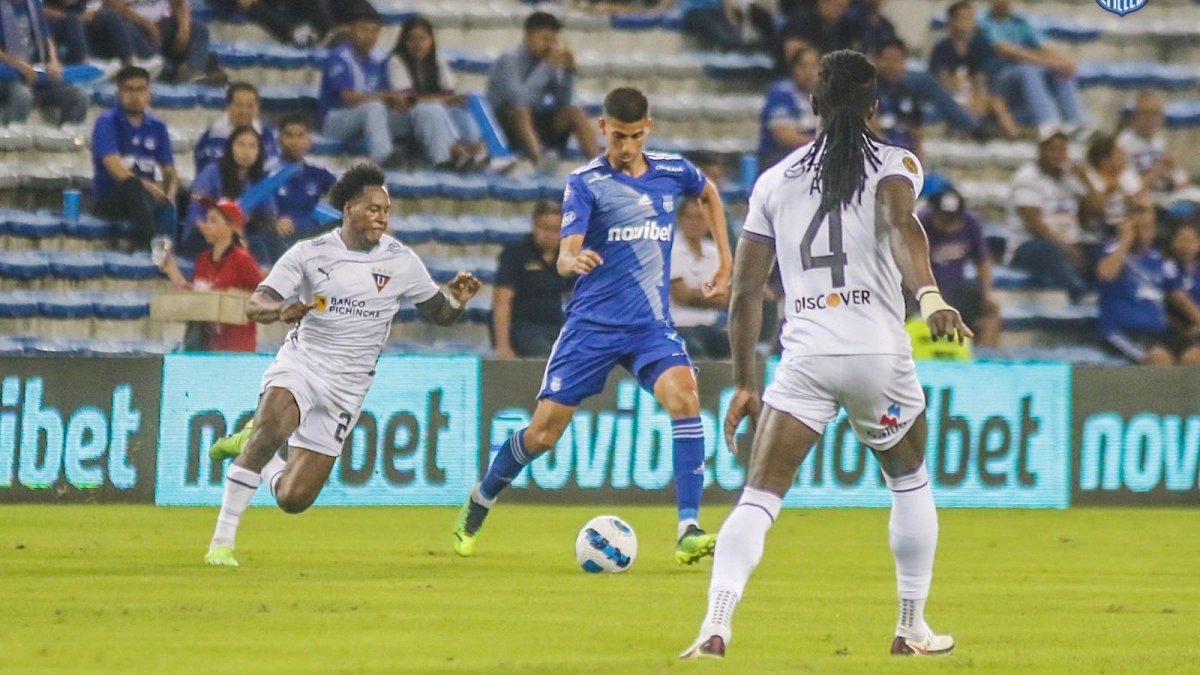 El mediocentro José Francisco Cevallos (c) repetiría en la once titular.