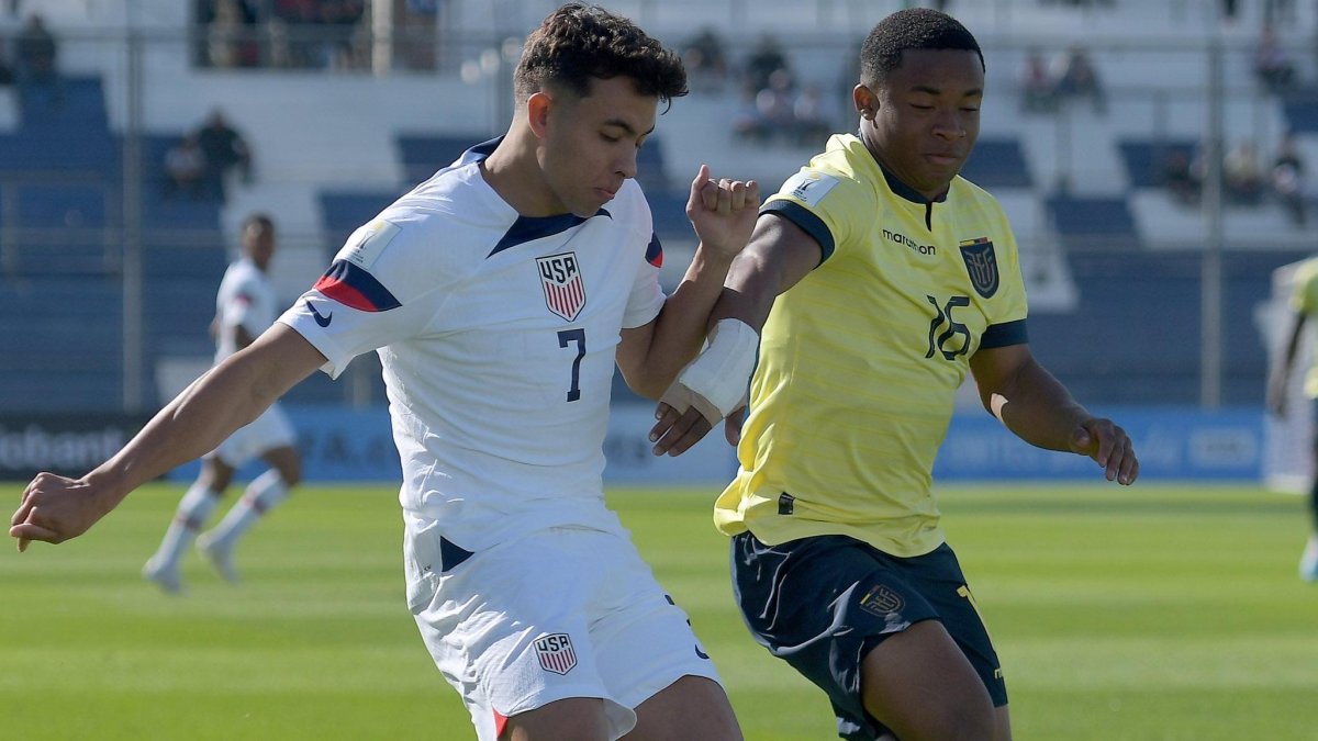 Maiky de la Cruz (i), lateral izquierdo de Ecuador, en acción contra Quinn Sullivan, de Estados Unidos.