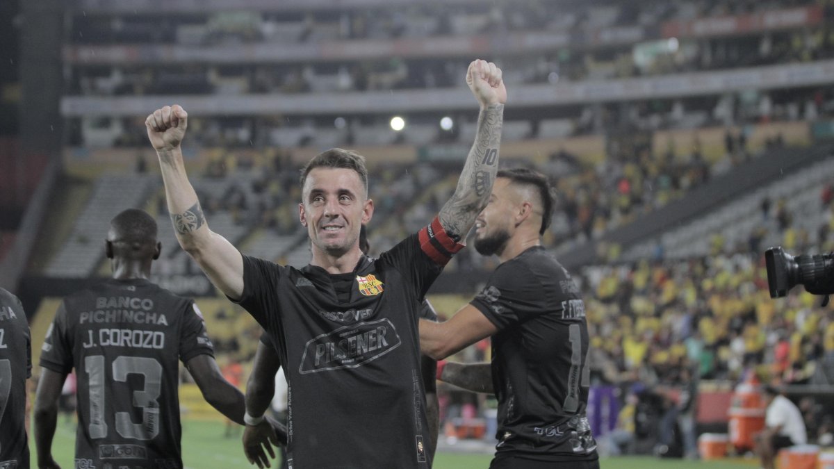 Damián Díaz, durante su celebración de gol ante Orense, en el Monumental.