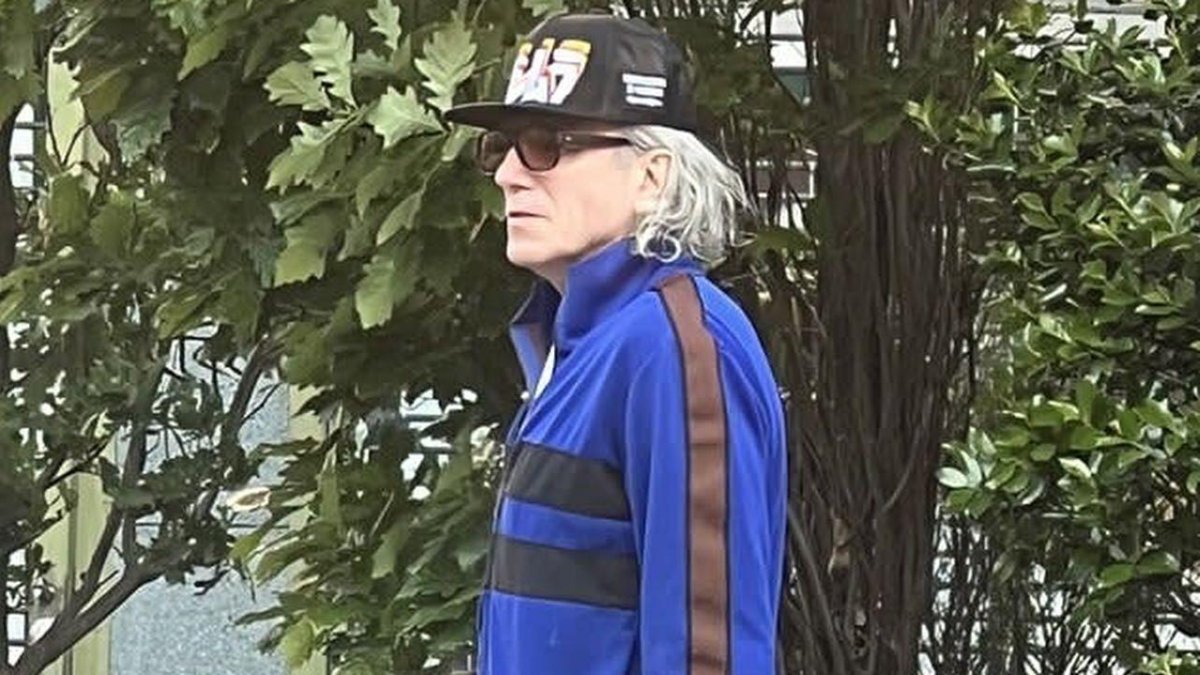 El actor británico, de 66 años, dista mucho del imponente actor que fue una verdadera estrella en la década del 90.