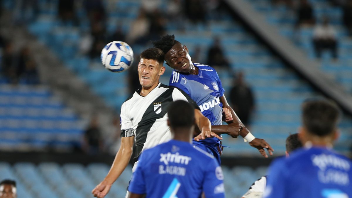 Alejandro Cabeza (d) durante uno de los partidos de Copa Sudamericana de Emelec, ante Danubio.