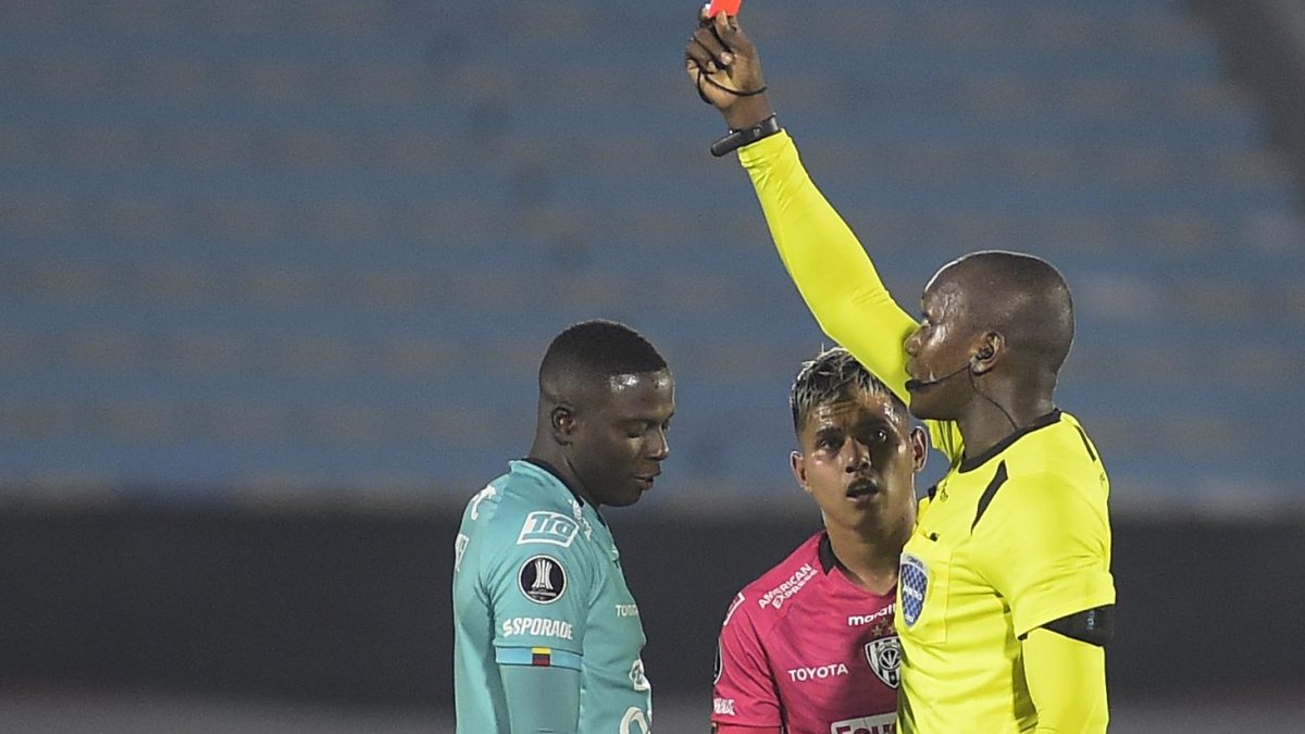 El arquero de Independiente del Valle Moisés Ramírez cuando recibió la amonestación de tarjeta roja hoy, durante el partido por la fase de grupos de la Copa Libertadores.
