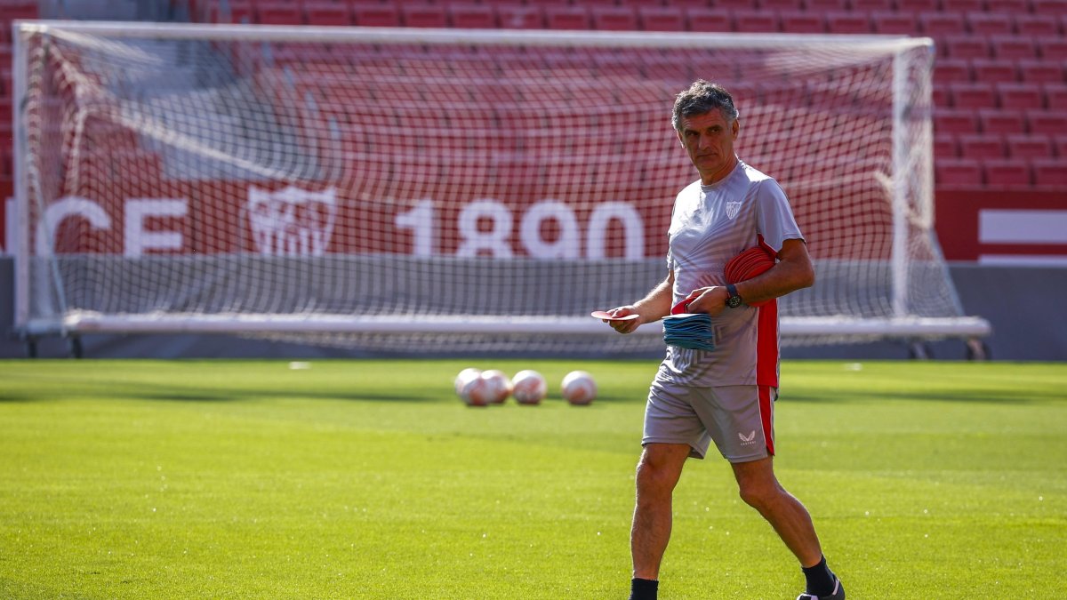 El entrenador del Sevilla, José Luis Mendilibar, durante el entrenamiento realizado este jueves 25 de mayo.