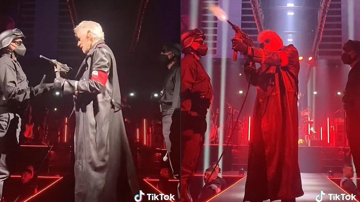 El artista ha causado polémica por aparecer con un traje de un agente de la SS, la organización nazi que servía a Hitler.