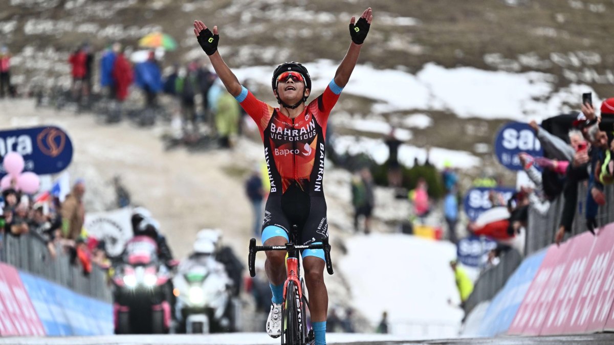 Antes de llegar a la meta, Buitrago levantó los brazos en manera de festejo por coronar la etapa 19.