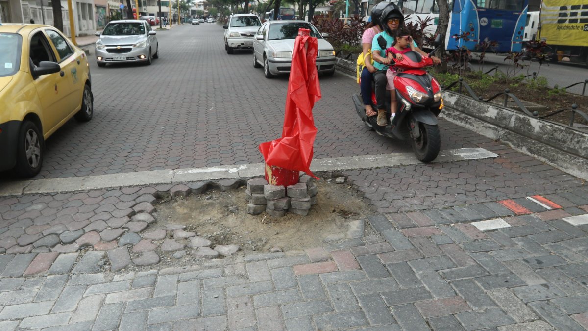 .Guayacanes. La reciente regeneración urbana no se ve en la calle que está llena de huecos, causando peligros.