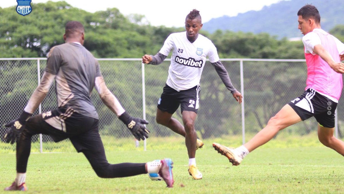 Miller Bolaños (c) se encuentraba completamente recuperado de una molestia física.