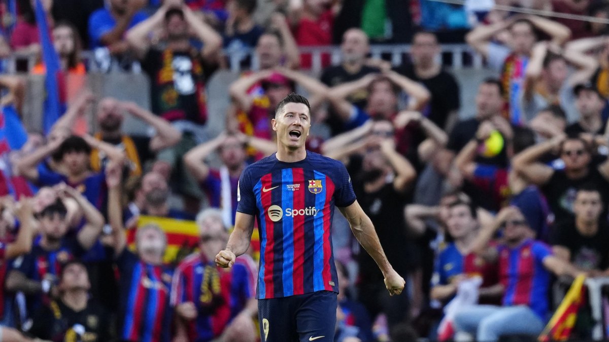 El delantero polaco del FC Barcelona Robert Lewandowski celebra el gol de su equipo este domingo donde él no vio el arco.