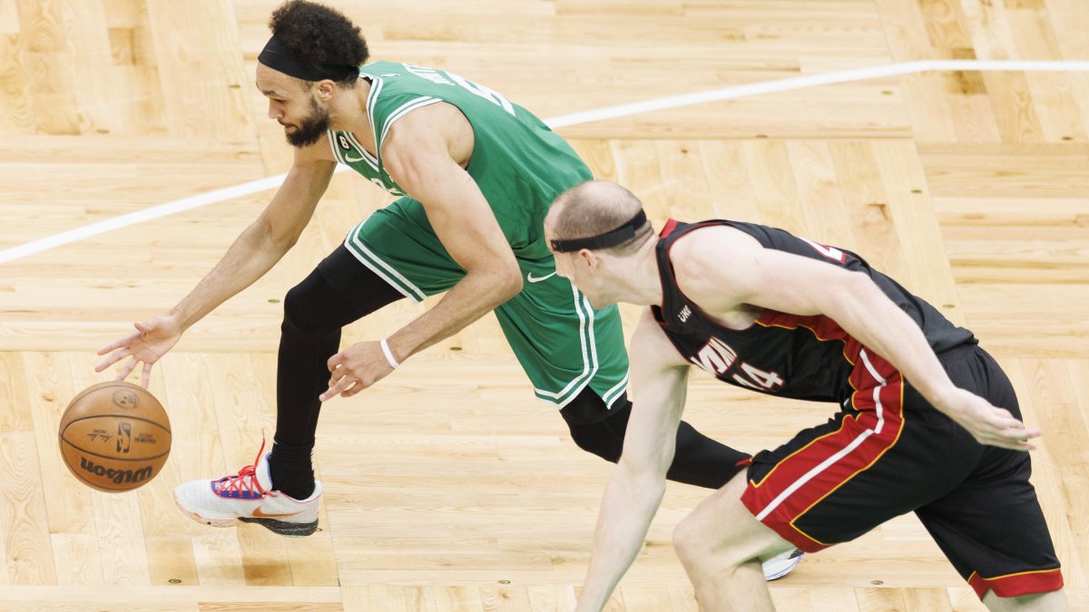 Derrick White (i) fue el salvador al anotar el último punto a 0.1 segundos del final.