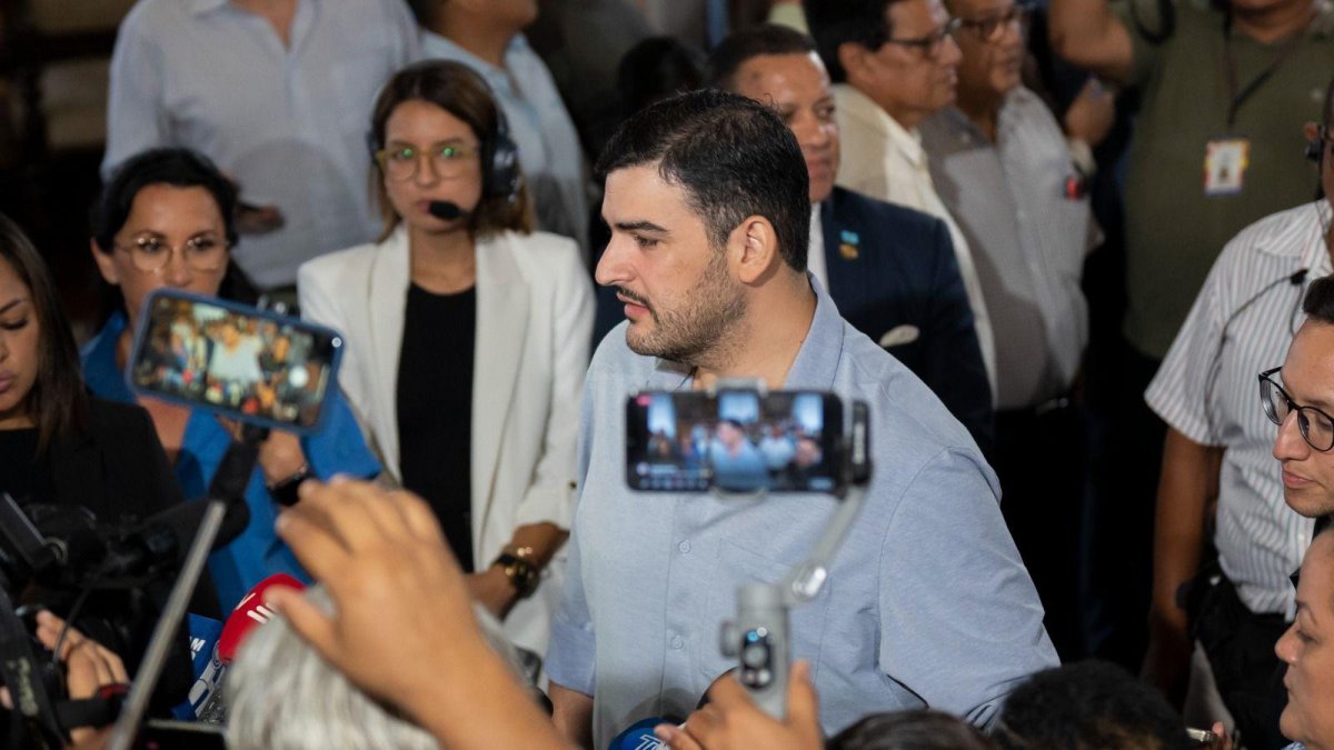 Figura. El alcalde de Guayaquil durante una sesión con los concejales.