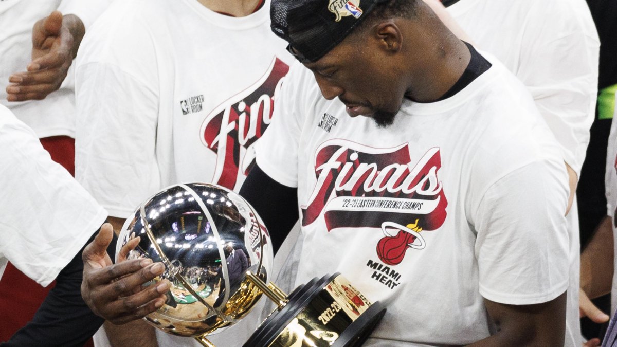 El pívot de los Miami Heat, Bam Adebayo observa el trofeo Bob Cousy tras la victoria del equipo ante los Boston Celtics tras el séptimo partido de la final de la Conferencia Este.