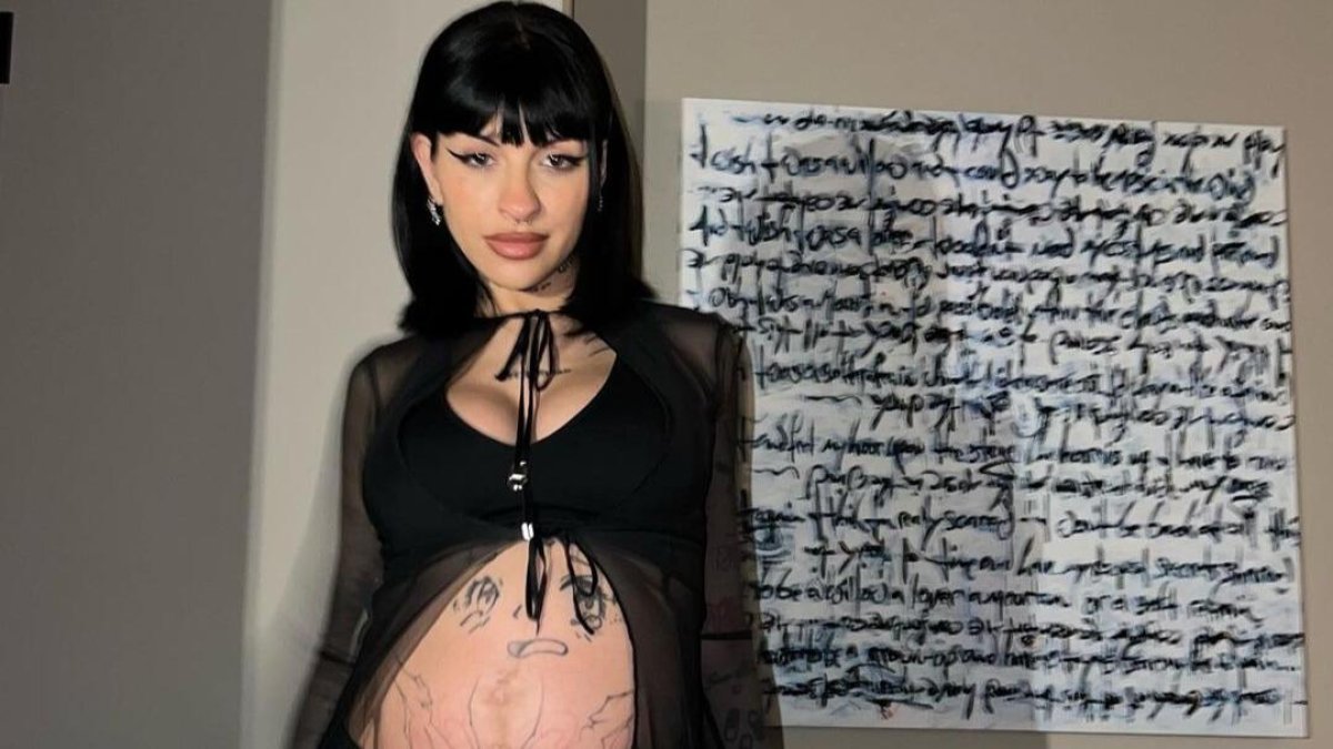 El tema fue compuesto por el mexicano junto a sus compositores de base Chechu, Lucas Otero y Piero.