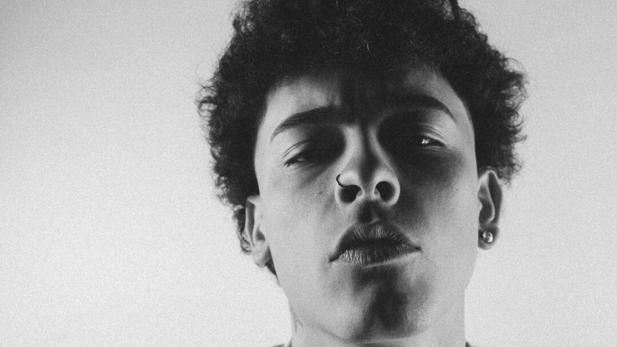 El artista cuenta con más de 8 millones de oyentes mensuales en Spotify.