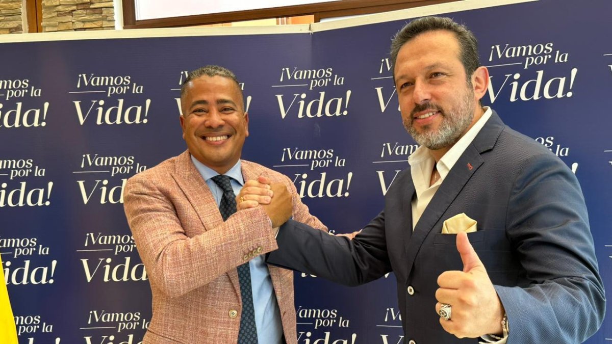 Armijos y Almeida (derecha) conforman el denominado 'binomio de la paz y justicia social'.