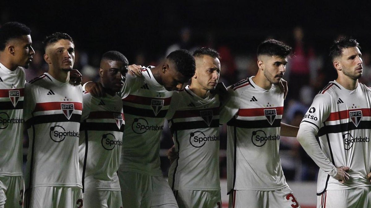 Jhegson Méndez (c-i) y Robert Arboleda (c-d) durante la tanda de penales que finalizó en victoria del Sao Paulo 5-3 contra Sport Arrecife.
