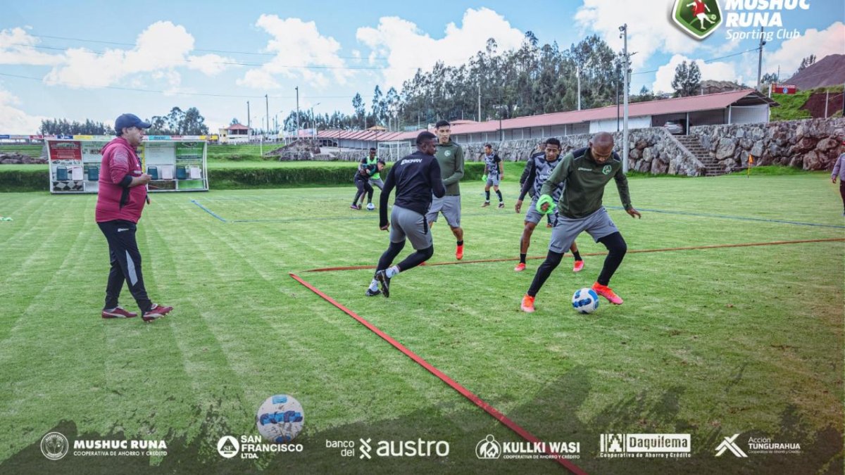 El plantel de Mushuc Runa, durante su la práctica del pasado martes 30 de mayo.