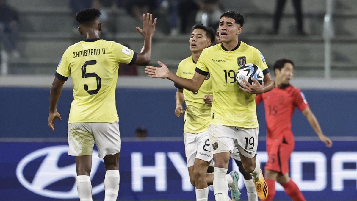 Kendry Páez (d) fue de los más incisivos en el equipo del entrenador Miguel Bravo, y mostró rebeldía a pesar de ir cayendo frente al combinado de Corea del Sur.