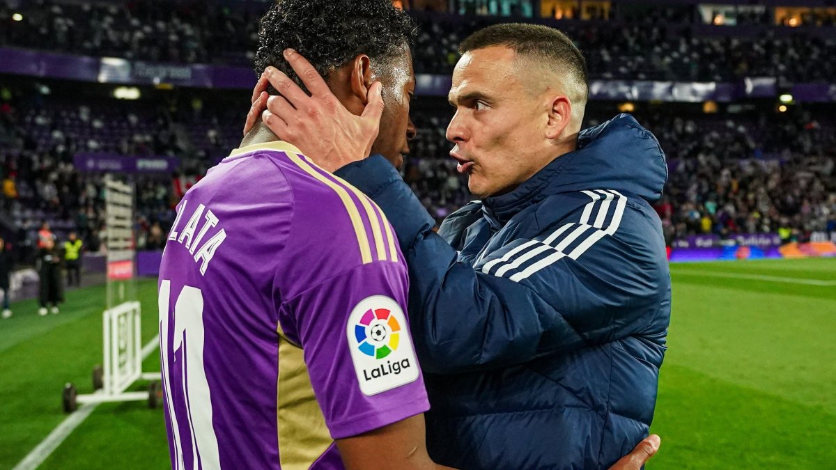 Plata (i) recibe palabras de alientos de su compañero Roque Mesa.