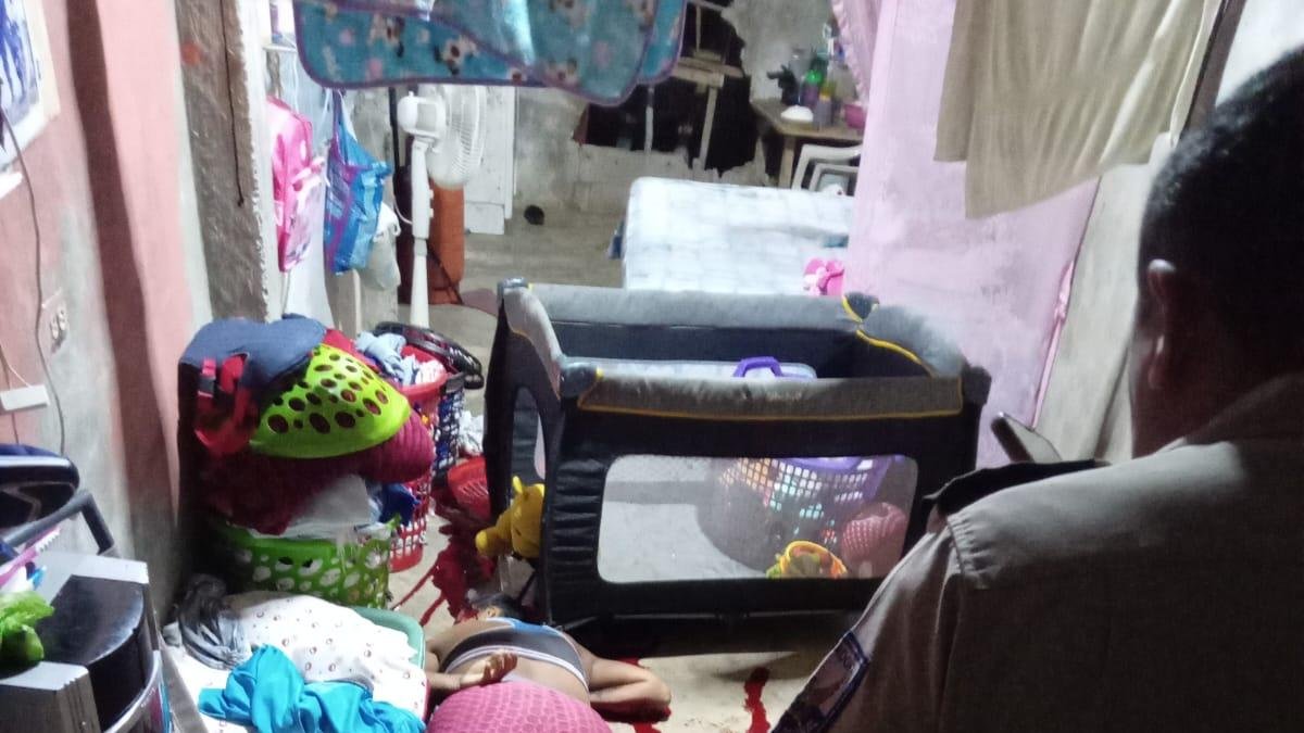 La mujer quedó sin signos vitales dentro del inmueble.