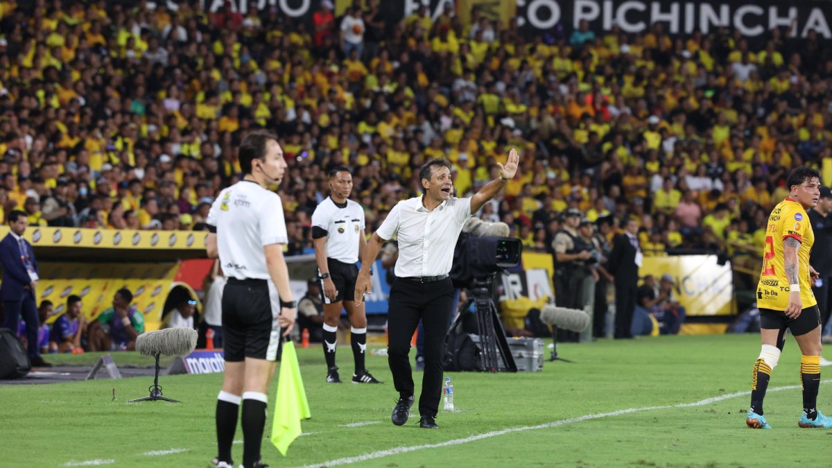 Tras la aceptación de renuncia de Bustos, el Ídolo confirmó que Segundo Castillo asumirá el cargo de entrenador de manera interina. El Mortero ya dirigió a los amarillos en la Libertadores de 2022.