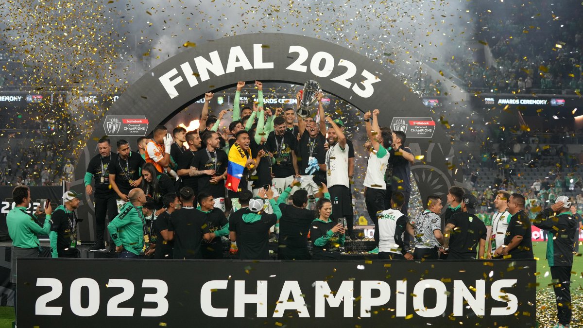 Ángel Mena, arropado con la bandera Tricolor, celebró la noche del domingo 4 de junio el título del León FC: