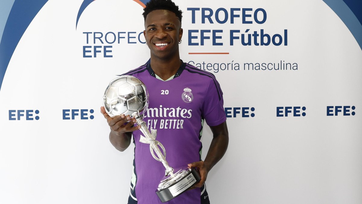 El futbolista del Real Madrid recibió el trofeo en la ciudad deportiva del club.
