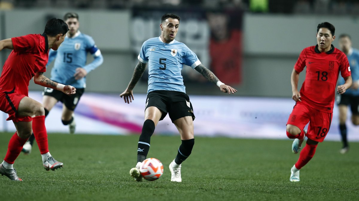 Matias Vecino Falero (c), de Uruguay, en acción durante un partido amistoso de fútbol entre Corea del Sur vs Uruguay el 28 de marzo de 2023.