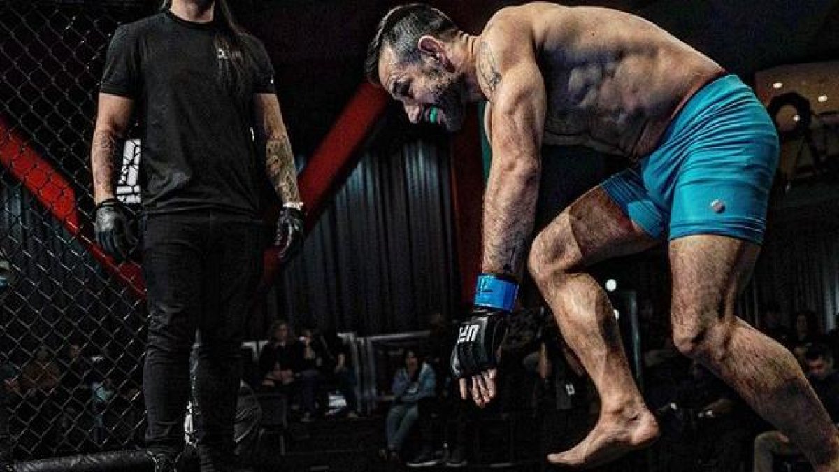 Carlos se desarrolla en la categoría de peso gallo (135 libras), una de las más competitivas en la actualidad dentro de la UFC.