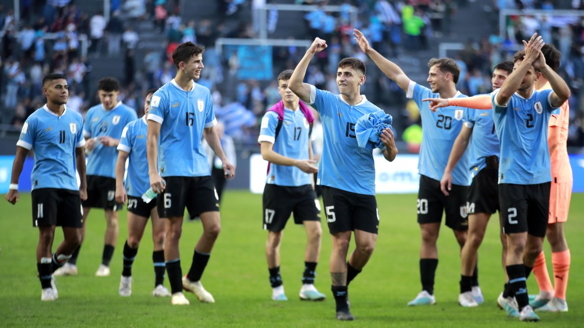 Jugadores de Uruguay celebran este jueves 8 de junio, la clasificación a la final.