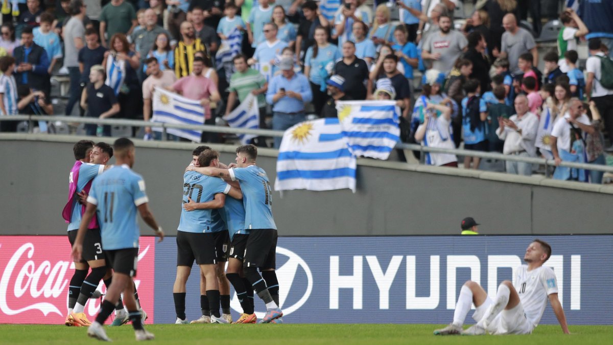 Jugadores de Uruguay celebran luego de vencer a Israel en las semifinales de la Copa Mundial de Fútbol sub-20.